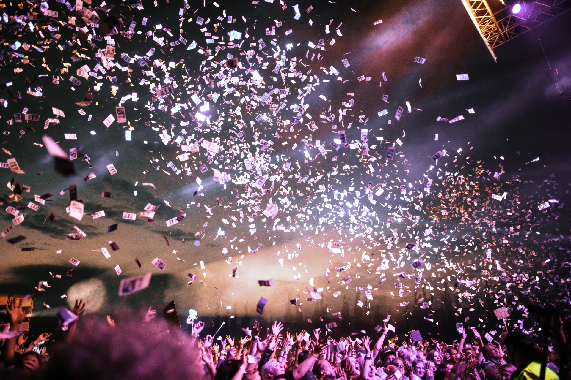Konfetti fliegt über den Zuschauern auf einem Konzert