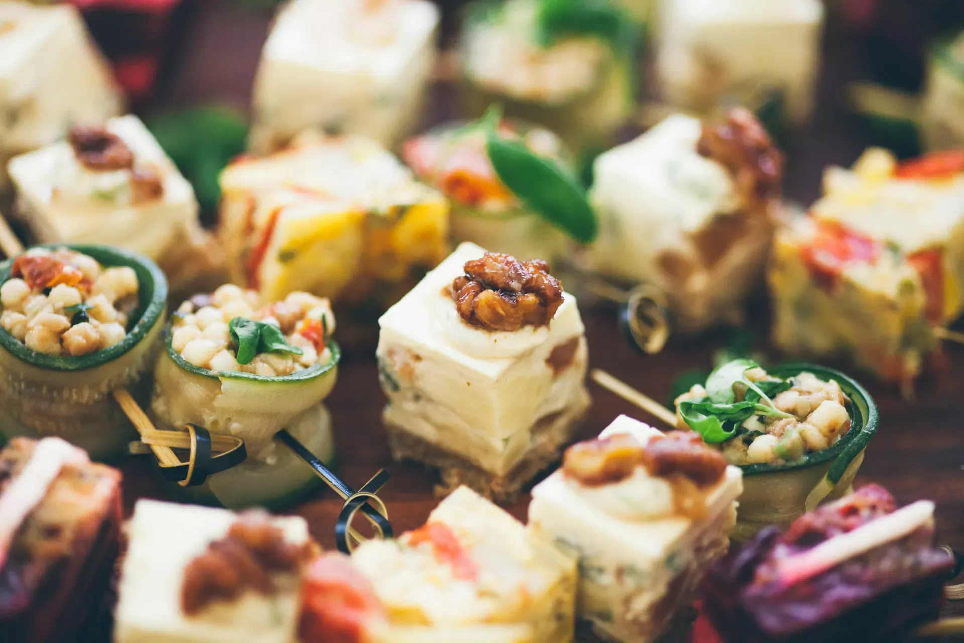 Delikate Petit Fours angerichtet beim Catering